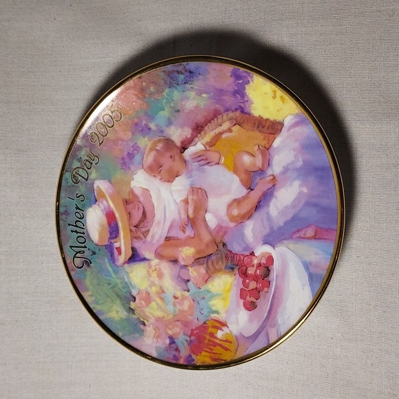 Vintage 2005 Avon Mother's Day Plate - Picture 3 of 5